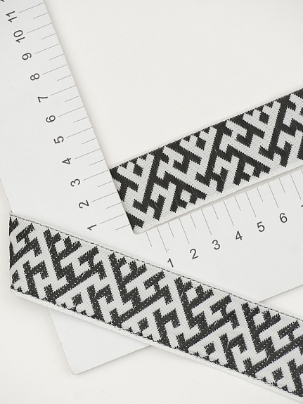 Жак.лента 32мм Черный славянский оберег на белом