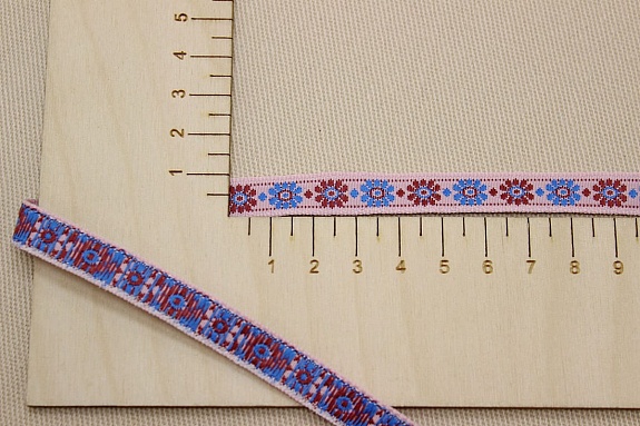 Жак.лента 10мм Красно-коричневые/лазурные цветы на нежно-розовом