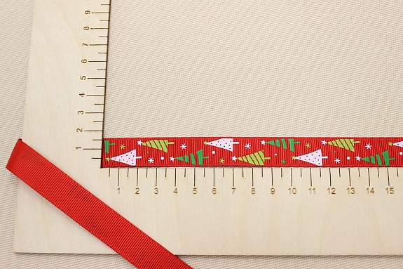 Лента репсовая "Треугольные елочки на красном", ш.16мм