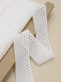 Шитье цв.молочно-белый (общая ширина 37мм, ширина вышивки 16мм) хлопок-100%, батист