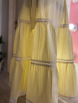 Платье на пуговках и тонких бретелях из фактурного хлопка "Рельефные полоски"