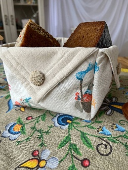 Хлебница и дорожка на стол с кружевной отделкой 