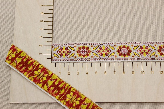 Жак.лента 23мм Терракотовый/желтый цветочный орнамент на белом