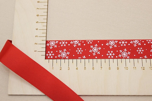 Лента репсовая "Белые снежинки на красном", ш.25мм