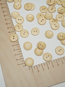 Пуговица с штрихами по кругу светлое дерево,18мм, 2 отверстия