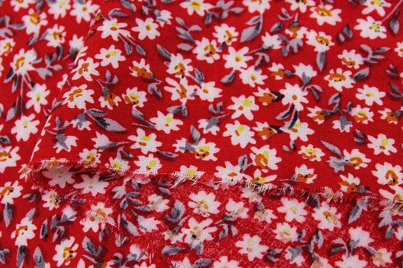 Штапель "Россыпь ромашек" цв.красный, ш.1.45м, вискоза-100%, 90гр/м.кв