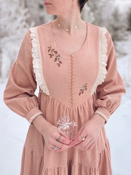 Платье с вышивкой из микровельвета