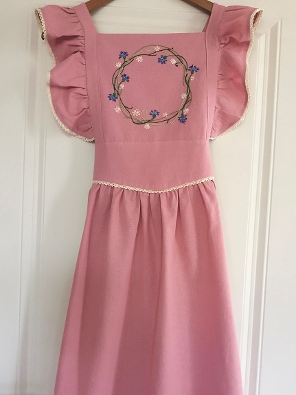 Фартук с вышивкой из полульна в цвете розовая дымка