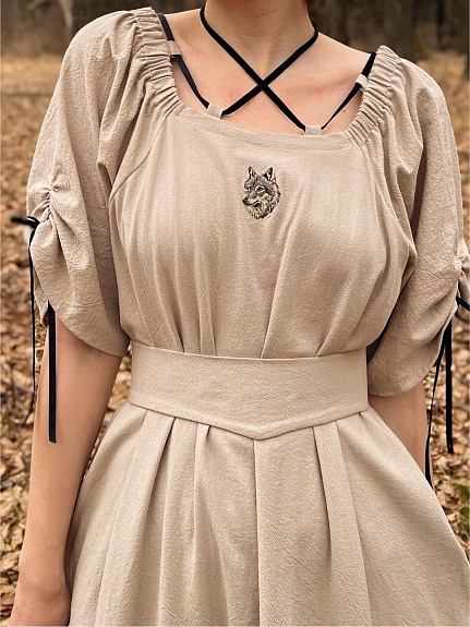 Платье из хлопка крэш в бежевом цвете с зеленым оттенком