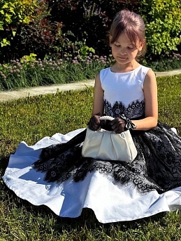 Элегантное детское платье из атласа