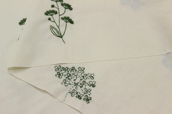 Мерный лоскут - Перкаль Премиум с вышивкой "Цветущие травы" цв.св.кремово-бежевый, ш.1.5