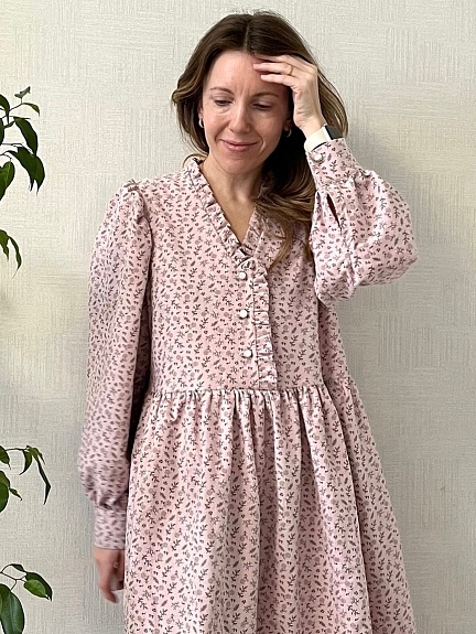 Платье из теплого хлопка "Мелкая ботаника" в розово-сиреневом цвете