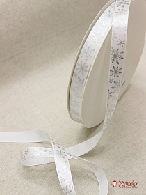 Лента атласная "Серебристые снежинки на белом", ш.16мм
