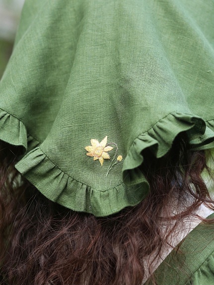 Платье из фактурого хлопка с фартуком из костюмного льна