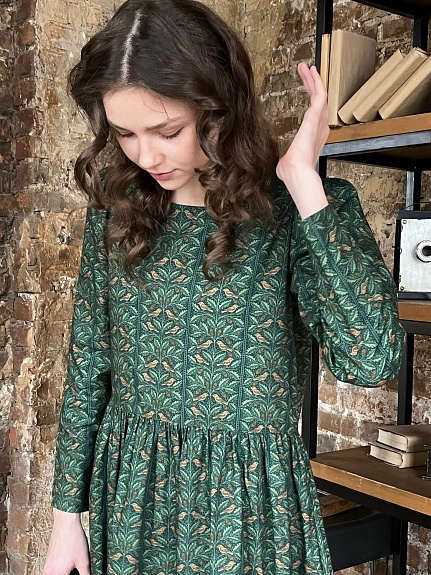 Платье из импортного хлопка "Лесные птички" в темно-зеленом цвете