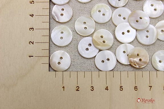 Пуговица перламутр, цв.молочный/бежевый, 15мм, 2 отверстия