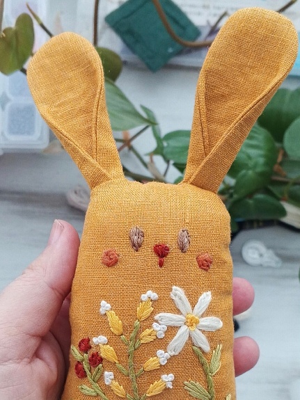 Игрушечные кролики из полульна с вышивкой