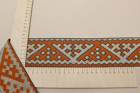 Жак.лента 70мм Тыквенно-оранжевый/св.бежево-оливковый славянский оберег на черном