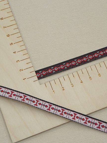 Жак.лента 10мм Красно-белый орнамент на черном