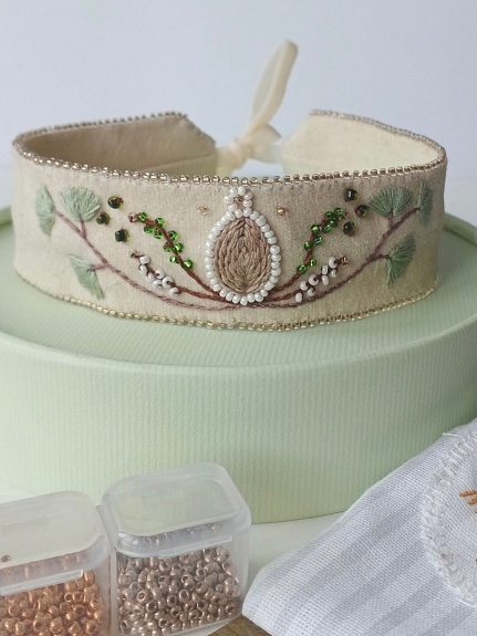 Украшение для шеи из бархата с вышивкой