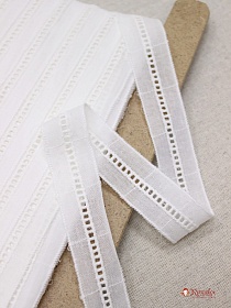 Шитье цв.молочно-белый (общая ширина 26мм, ширина вышивки 6мм), хлопок-100%, батист