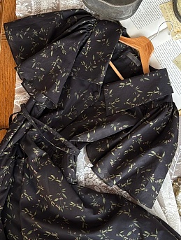 Платье из батиста "Веточка с цветами на черном"