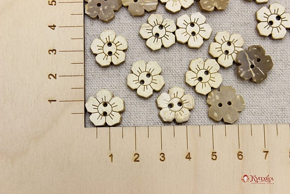 Пуговица светлый кокос "Цветок",16мм, 2 отверстия
