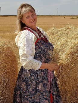 Гармония природы: Наряд в поле золотой пшеницы