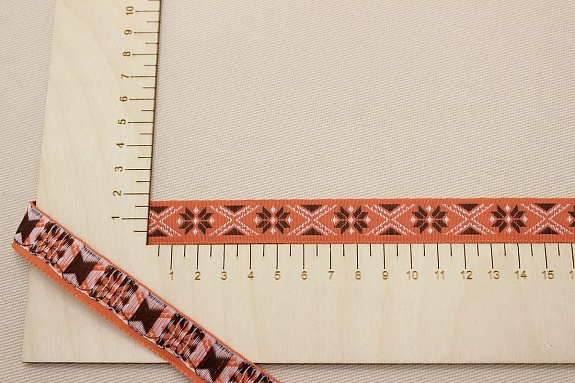Жак.лента 18мм Темно-кофейный/белый орнамент на т.персиковом