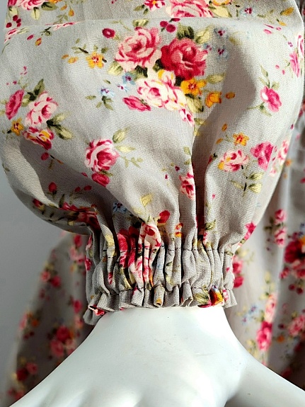 Детское платье из импортного хлопка  "Букеты роз на серо-бежевом"