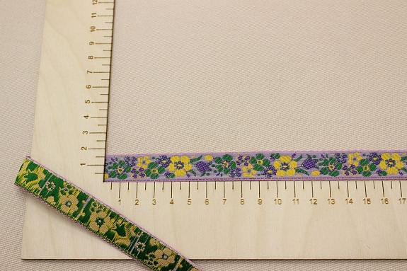 Жак.лента 18мм Желто-зеленые цветы на сиренево-лавандовом, ВИД2