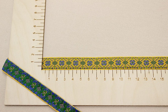 Жак.лента 18мм Снежинки (цв.василек/зеленый) на желтом