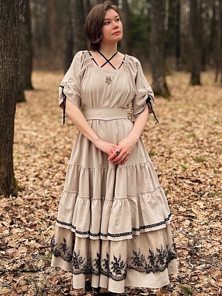 Платье из хлопка крэш в бежевом цвете с зеленым оттенком