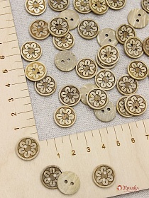 Пуговица светлый кокос, Цветочек в центре, 15мм, 2 отверстия