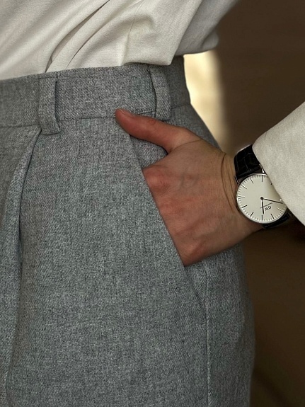 Костюм из шерсти в пепельно-сером цвете