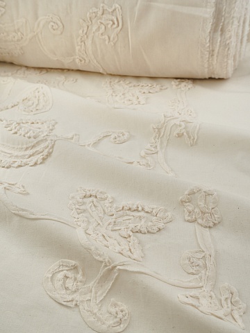 Шитье аппликация 3D "Цветок - завиток" цв.суровый, СОРТ2, ш.1.55м (выш.ч.1.3м), хл-100%, батист, 75гр/м.кв