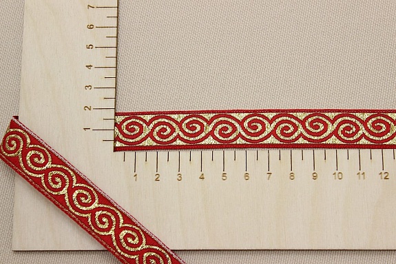 Жак.лента 18мм Золотистые завитки на красном, рис.8686/1