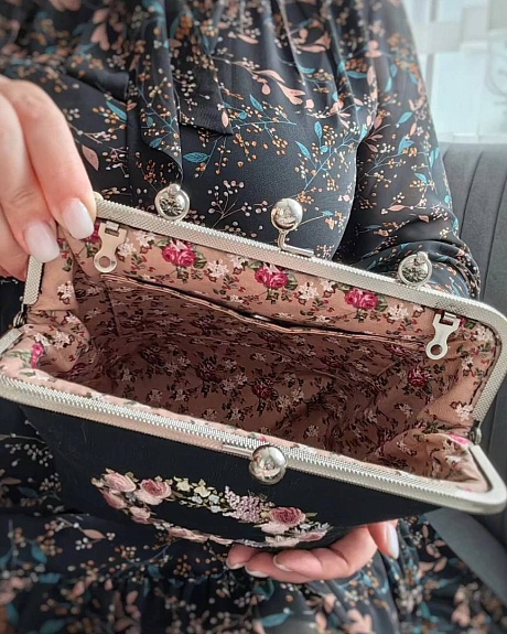 Кошелек с ручной вышивкой из крапивы