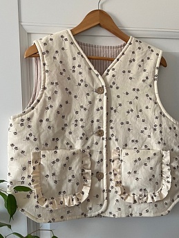 Жилет из микровельвета "Россыпь коричневых цветочков"