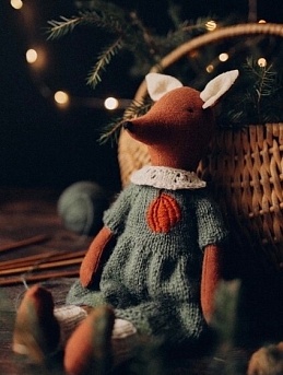 Игрушка лисы из крапивы Рами