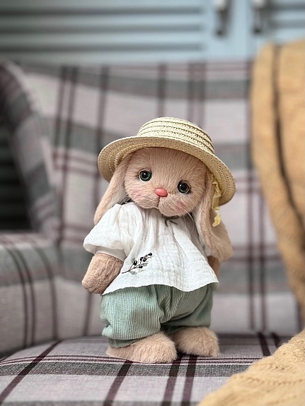 Наряд для игрушечного зайчика из муслина и микровельвета