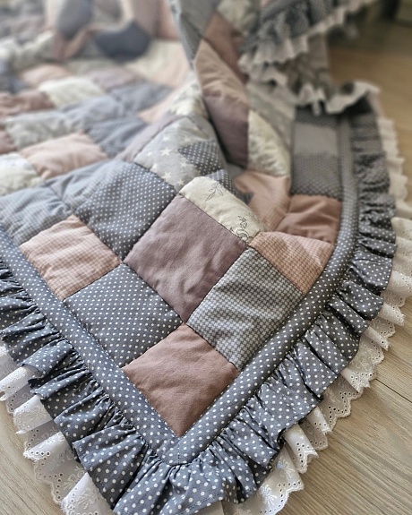 Покрывало и декоративная подушка в стиле пэчворк из перкали, поплина, бязи и оборки из шитья