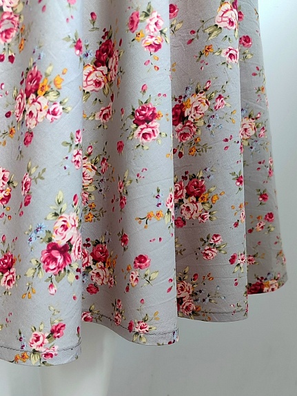 Детское платье из импортного хлопка  "Букеты роз на серо-бежевом"