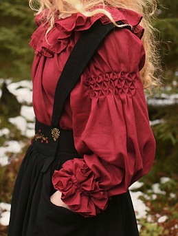 Блузка из батиста в вишневом цвете