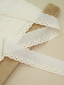 Шитье цв.кремовый (общая ширина 35мм, ширина вышивки 15мм), хлопок-100%, батист