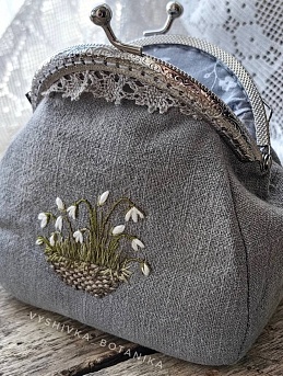 Кошелек из крапивы с ручной вышивкой 