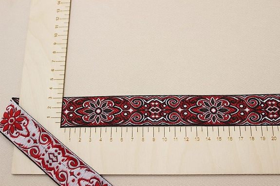 Жак.лента 31мм Орнамент (цв.красный/белый) на черном