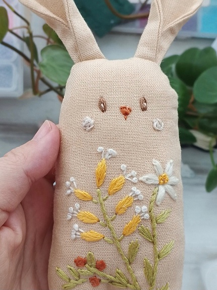 Игрушечные кролики из полульна с вышивкой