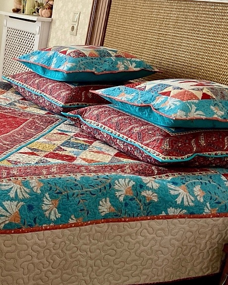 Покрывало и декоративные подушки из поплина, перкали и вареного хлопка