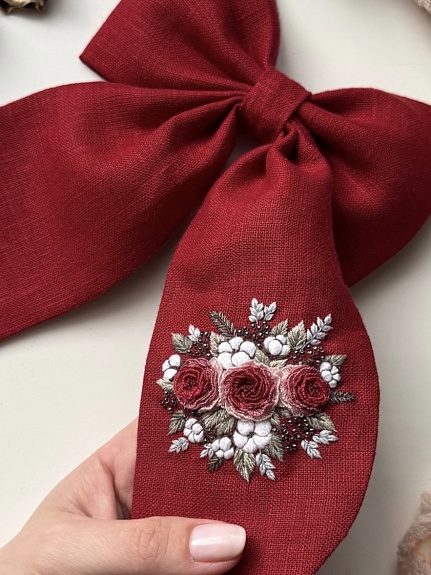 Льняной бантик с вышивкой